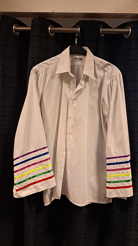 Witte blouse met regenboog mouwen 