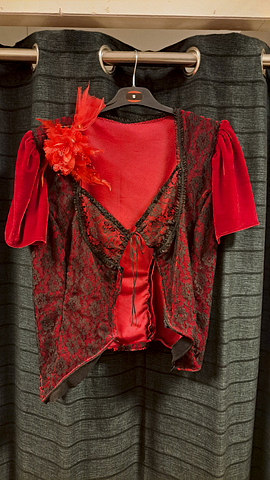Rode top met zwart kant