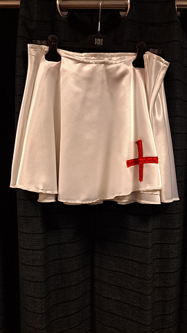 Witte rok met rood kruis