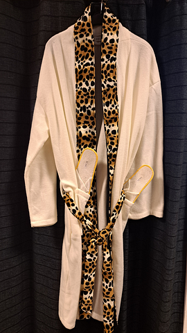 Badjas met tijgerprint en badslippers