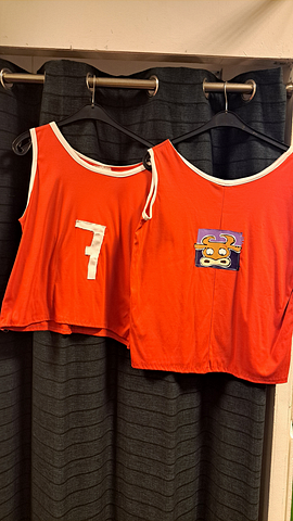 Rode tops met broek  met nummers 