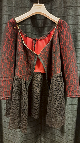 Jasje rood zwart wijde mouw