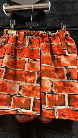 Korte broek met muur/steen motief