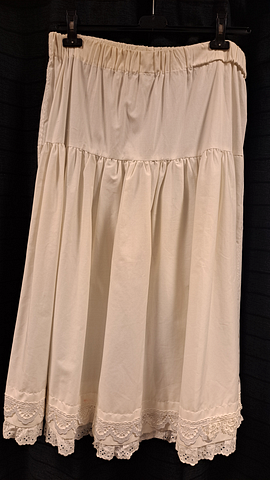 Onderrok met kant afgezet