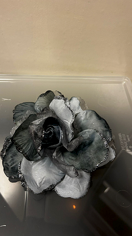 Corsage bloem zilverkleur