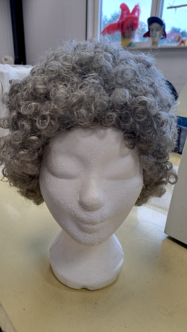 Pruik korte grijze krullen