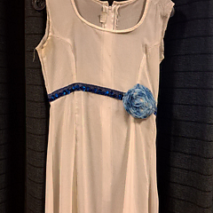 Witte jurk met blauwe riem