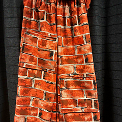 Korte broek met muur/steen motief