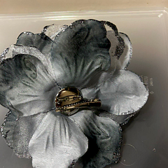 Corsage bloem zilverkleur